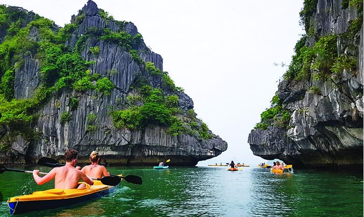 Chèo kayak tại Vịnh Lan Hạ