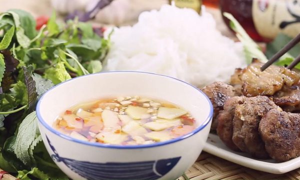 Bún chả Hà Nội: Cách ướp thịt nướng để làm món ngon chuẩn vị