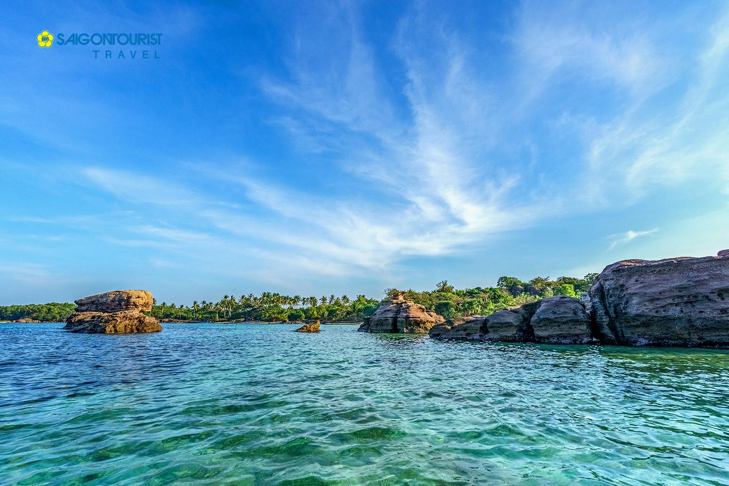 Cano du ngoạn trên biển