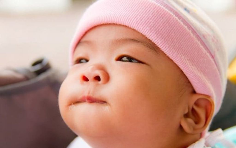 Trẻ sơ sinh hay bặm môi dưới: Tại sao và cách trị?