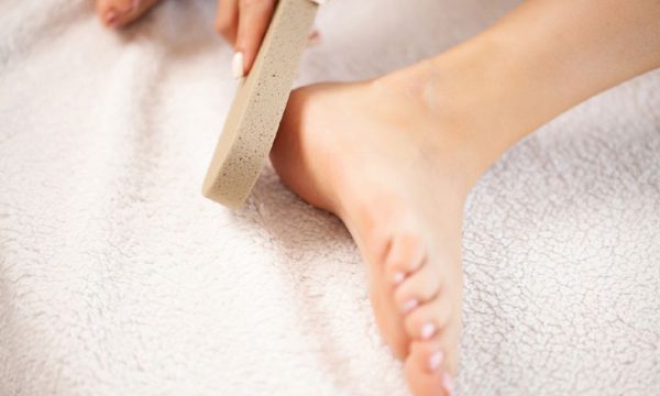 Kỹ thuật chà gót chân tẩy da chết tại nhà