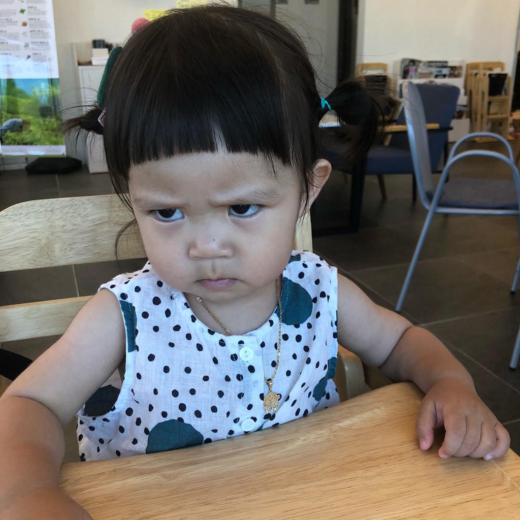 Hình ảnh em bé Hàn Quốc mặt buồn dễ thương
