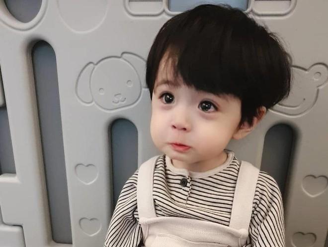 Hình ảnh em bé Hàn Quốc mặt cau có đáng yêu