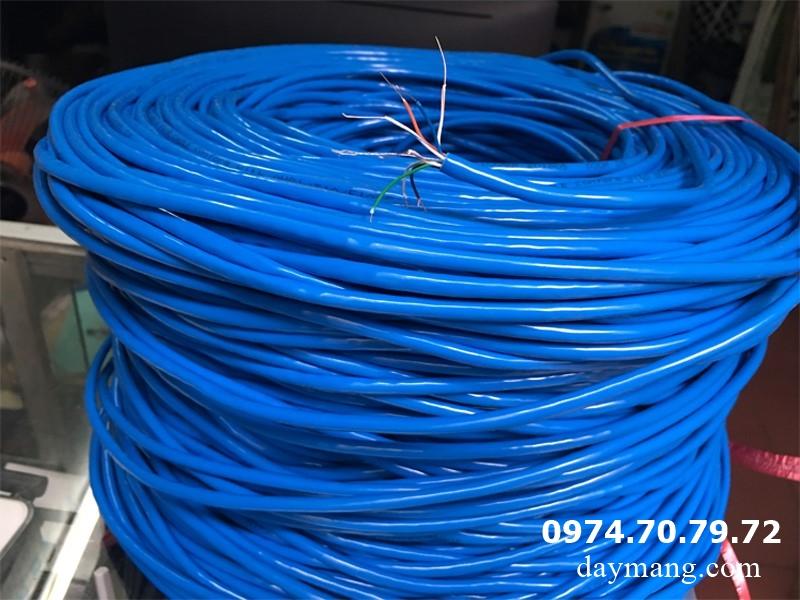 dây cáp mạng cat5e xanh chụp xa