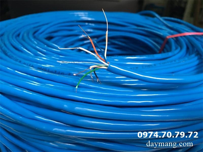 dây cáp mạng cat5e xanh chụp gần