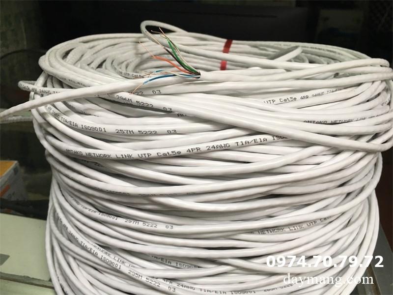 dây cáp mạng cat5e trắng chụp xa