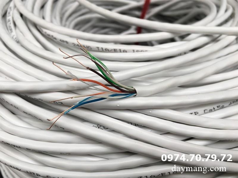 dây cáp mạng cat5e trắng chụp gần