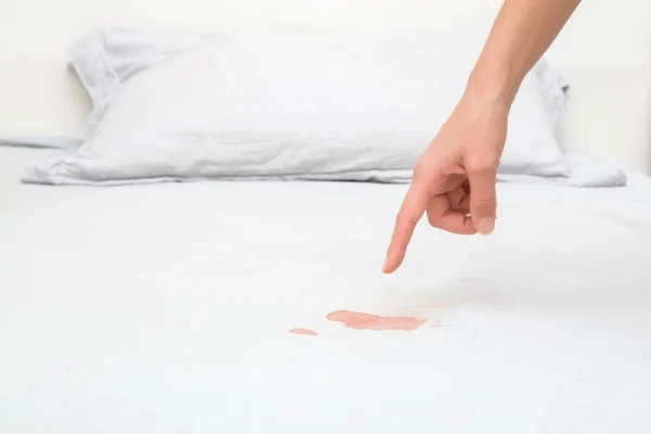 Cách làm sạch vết máu trên ga giường