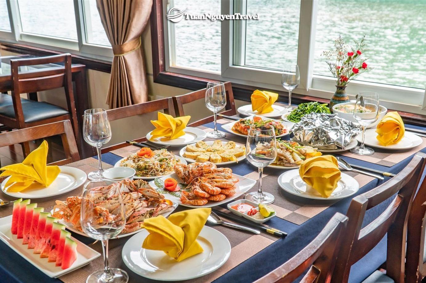 Thưởng thức bữa ăn hải sản trên du thuyền