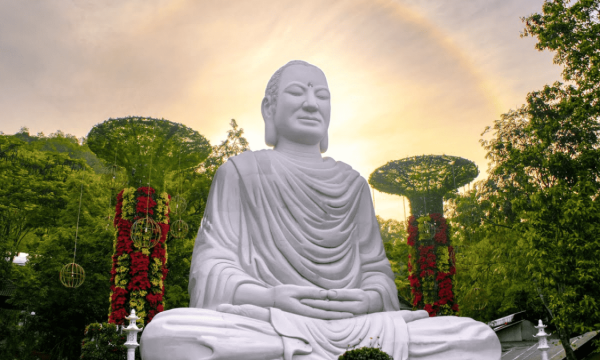 Thiền Tôn Phật Quang - không gian yên tĩnh giữa thung lũng xanh mát của núi Dinh
