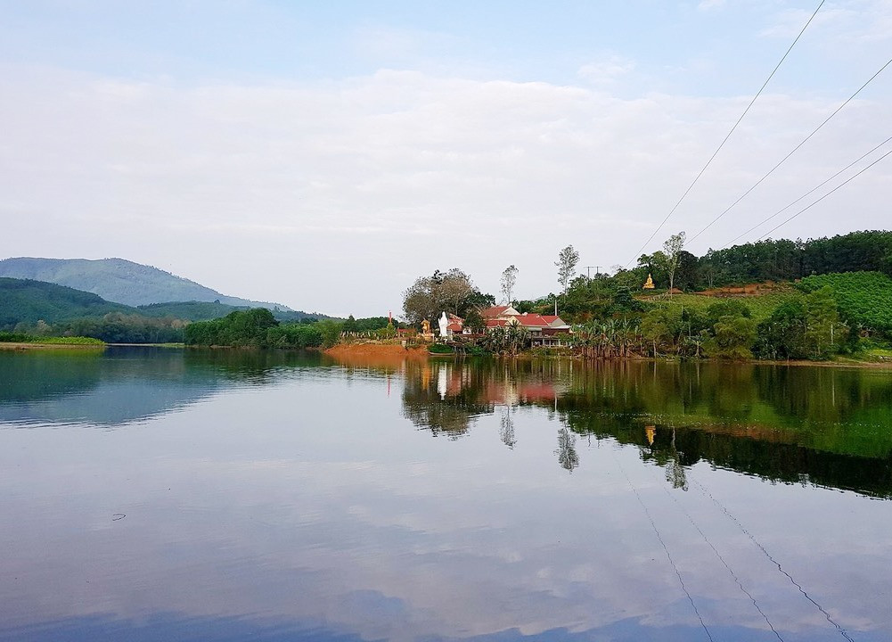 Chùa Yên Sơn giữa xanh thẳm hồ Phú Ninh. Ảnh: HOÀNG LIÊN
