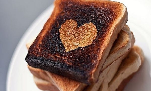 Miếng bánh mì cháy: Khi tôi lên 8 hay 9 tuổi gì đó – Câu chuyện ý nghĩa về tình cảm gia đình