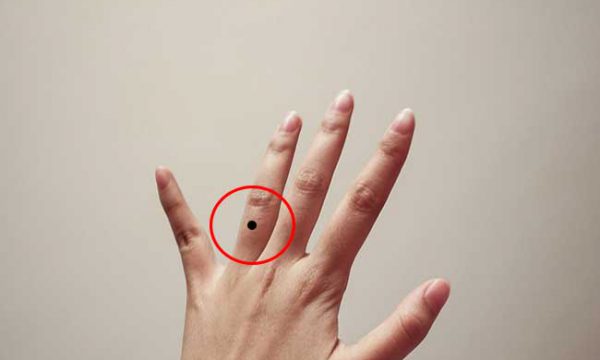 Có nốt ruồi ở ngón tay áp út? Thật sự tuyệt vời hay là khó khăn?