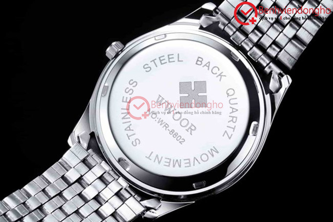 Đồng hồ có dòng chữ Stainless steel back thì nó cho bạn nhận biết được rằng lắp sau lưng đồng hồ được làm bằng thép không gỉ 316L