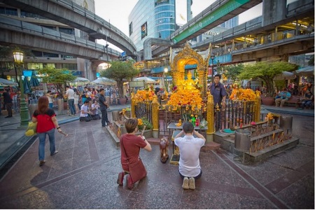 Người Việt Nam cầu nguyện tại tượng Phật Bốn Mặt ở Thái Lan để tìm bình an